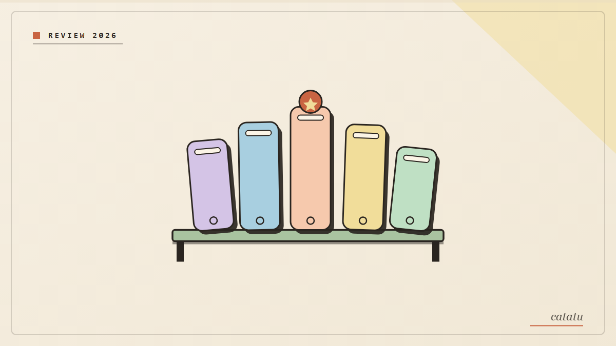Ilustrasi rak berisi lima ponsel kecil seperti podium review, gaya arsip kertas krem, label review 2026.